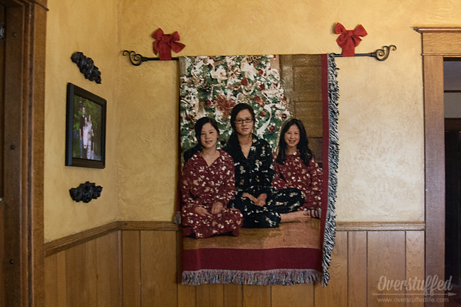 Easy Solution for Displaying a Holiday Photo Blanket {without putting holes in your wall}