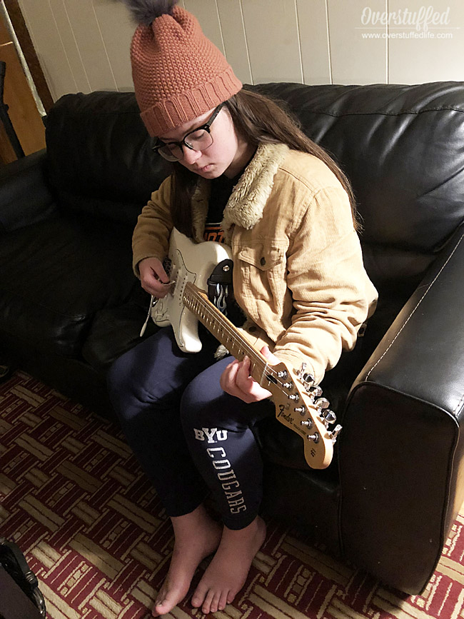 Fender%2BPlay%2BBria%2Bon%2Bcouch.jpg