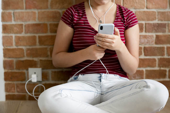 The Cell Phone Rule for Teens That Most Parents Forget