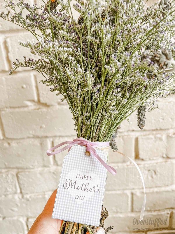 Happy Mother's Day gift tag tied to a bouquet of flowers