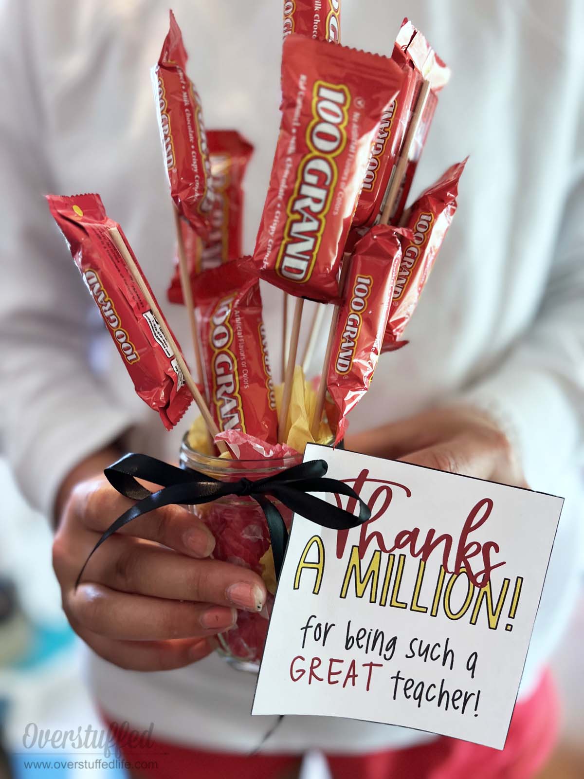 Print off this cute "thanks a million" tag for a perfect teacher appreciation gift. Pair it with a 100 Grand Candy Bar bouquet. This free printable is sure to make your favorite teacher smile! via @lara_neves